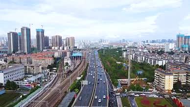 云南昆明关南立交城市交通4K航拍视频的预览图